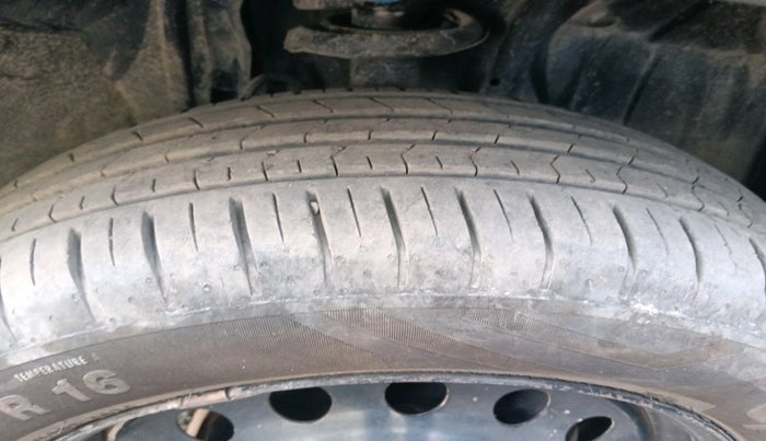 2021 Renault Kiger RXE MT, Petrol, Manual, 64,421 km, tyre