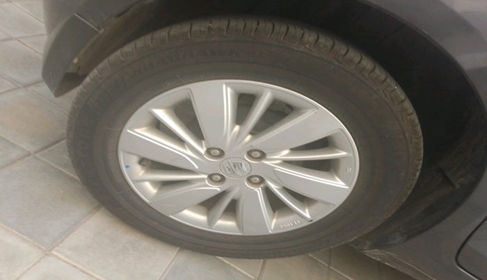 2016 Maruti Swift Dzire ZDI, Diesel, Manual, 1,00,885 km, tyre