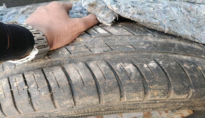 2012 Toyota Etios Liva G, Petrol, Manual, 95,777 km, tyre