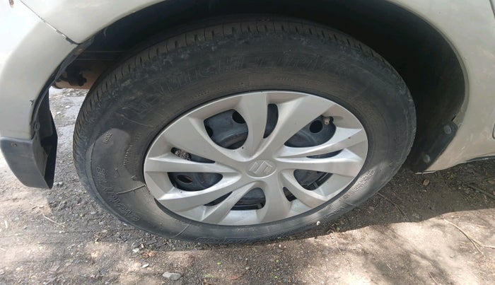 2010 Maruti Swift VXI, CNG, Manual, 1,01,879 km, tyre