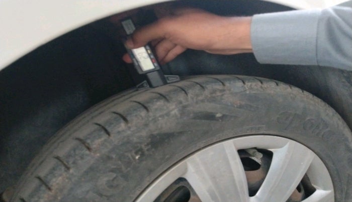 2012 Volkswagen Vento TRENDLINE DIESEL 1.6, Diesel, Manual, 1,17,583 km, tyre