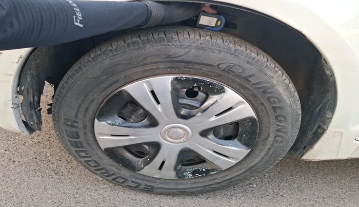2010 Maruti Swift LXI, CNG, Manual, 1,26,522 km, tyre