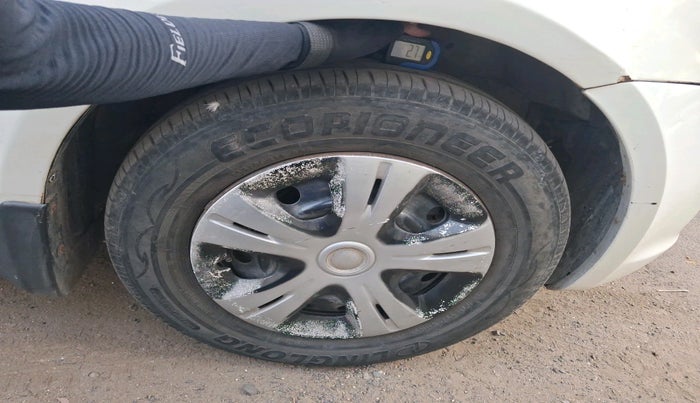 2010 Maruti Swift LXI, CNG, Manual, 1,26,522 km, tyre
