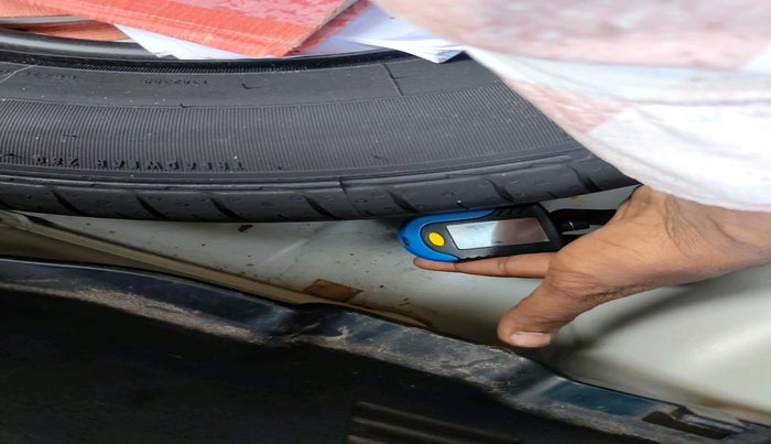 2021 KIA SONET HTK 1.2, Petrol, Manual, 1,03,825 km, tyre