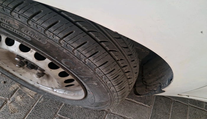 2016 Hyundai Xcent BASE 1.2, CNG, Manual, 2,09,871 km, tyre