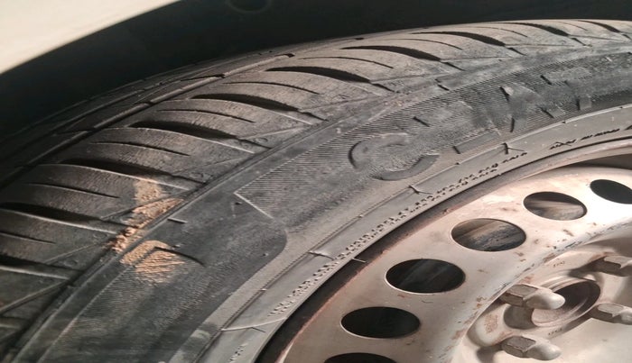 2016 Hyundai Xcent BASE 1.2, CNG, Manual, 2,09,871 km, tyre