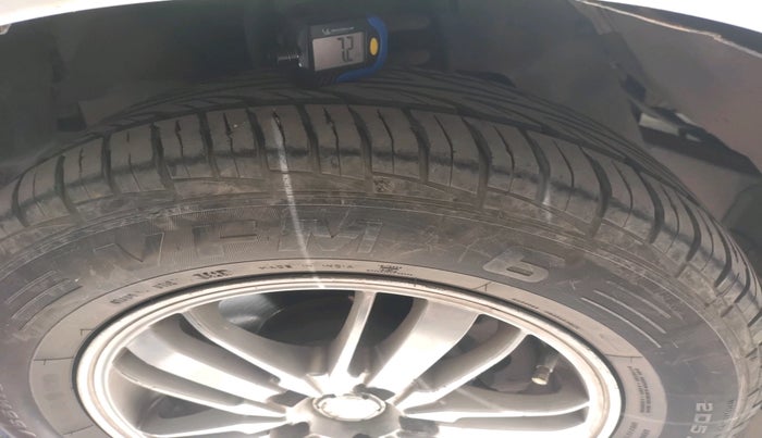 2010 Toyota Innova 2.5 G4 8 STR, Diesel, Manual, 1,43,661 km, tyre