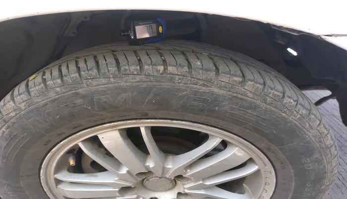 2010 Toyota Innova 2.5 G4 8 STR, Diesel, Manual, 1,43,661 km, tyre