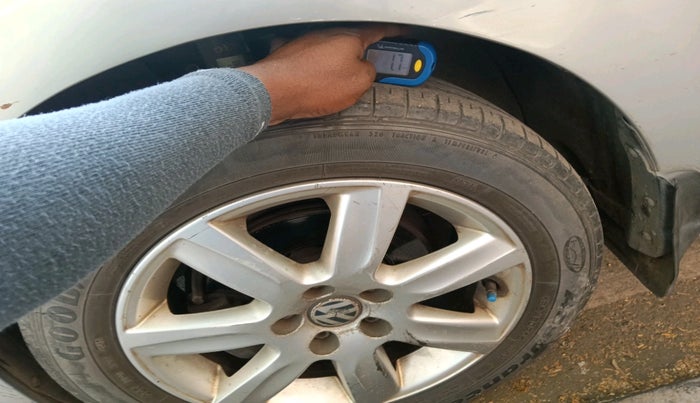 2011 Volkswagen Vento HIGHLINE 1.6 MPI, Petrol, Manual, 1,11,084 km, tyre