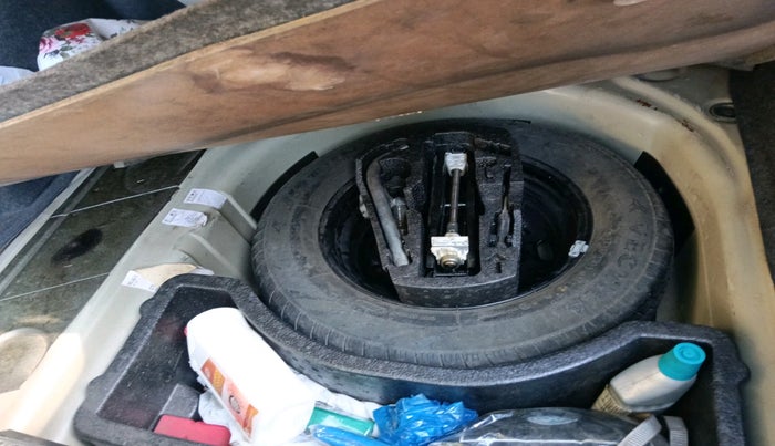 2011 Volkswagen Vento HIGHLINE 1.6 MPI, Petrol, Manual, 1,11,084 km, tyre