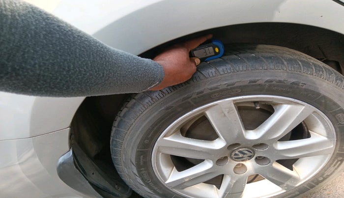 2011 Volkswagen Vento HIGHLINE 1.6 MPI, Petrol, Manual, 1,11,084 km, tyre