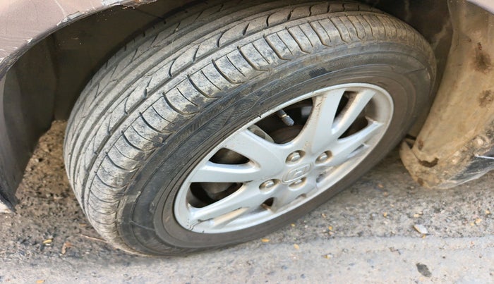 2012 Honda Brio V MT, Petrol, Manual, 1,27,728 km, tyre