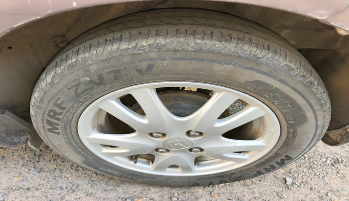 2012 Honda Brio V MT, Petrol, Manual, 1,27,728 km, tyre