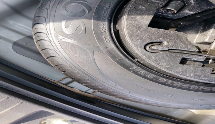 2016 Hyundai Creta SX PLUS 1.6 PETROL, Petrol, Manual, 37,267 km, tyre