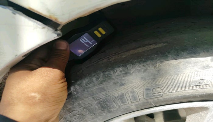 2012 Maruti Swift ZXI, CNG, Manual, 2,50,693 km, tyre