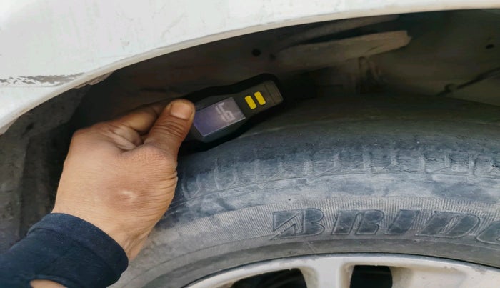 2012 Maruti Swift ZXI, CNG, Manual, 2,50,693 km, tyre