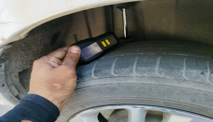 2012 Maruti Swift ZXI, CNG, Manual, 2,50,693 km, tyre