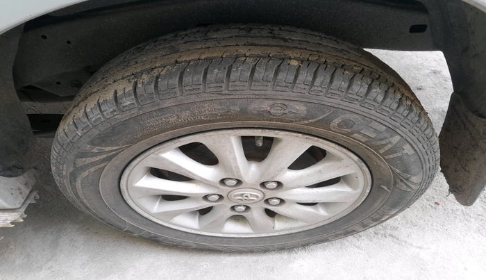 2013 Toyota Innova 2.5 VX 8 STR, Diesel, Manual, 1,63,143 km, tyre