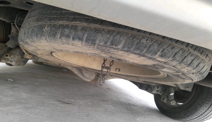 2013 Toyota Innova 2.5 VX 8 STR, Diesel, Manual, 1,63,143 km, tyre