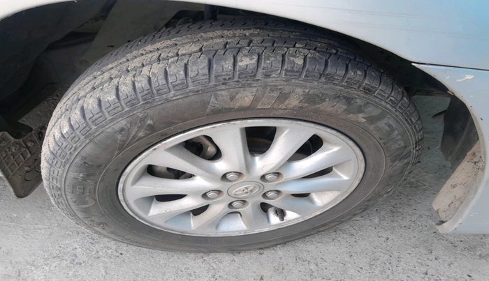 2013 Toyota Innova 2.5 VX 8 STR, Diesel, Manual, 1,63,143 km, tyre