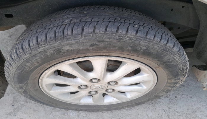 2013 Toyota Innova 2.5 VX 8 STR, Diesel, Manual, 1,63,143 km, tyre