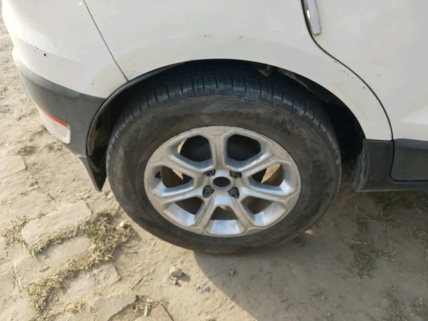 2015 Ford Ecosport AMBIENTE 1.5L PETROL, Petrol, Manual, 1,29,956 km, tyre