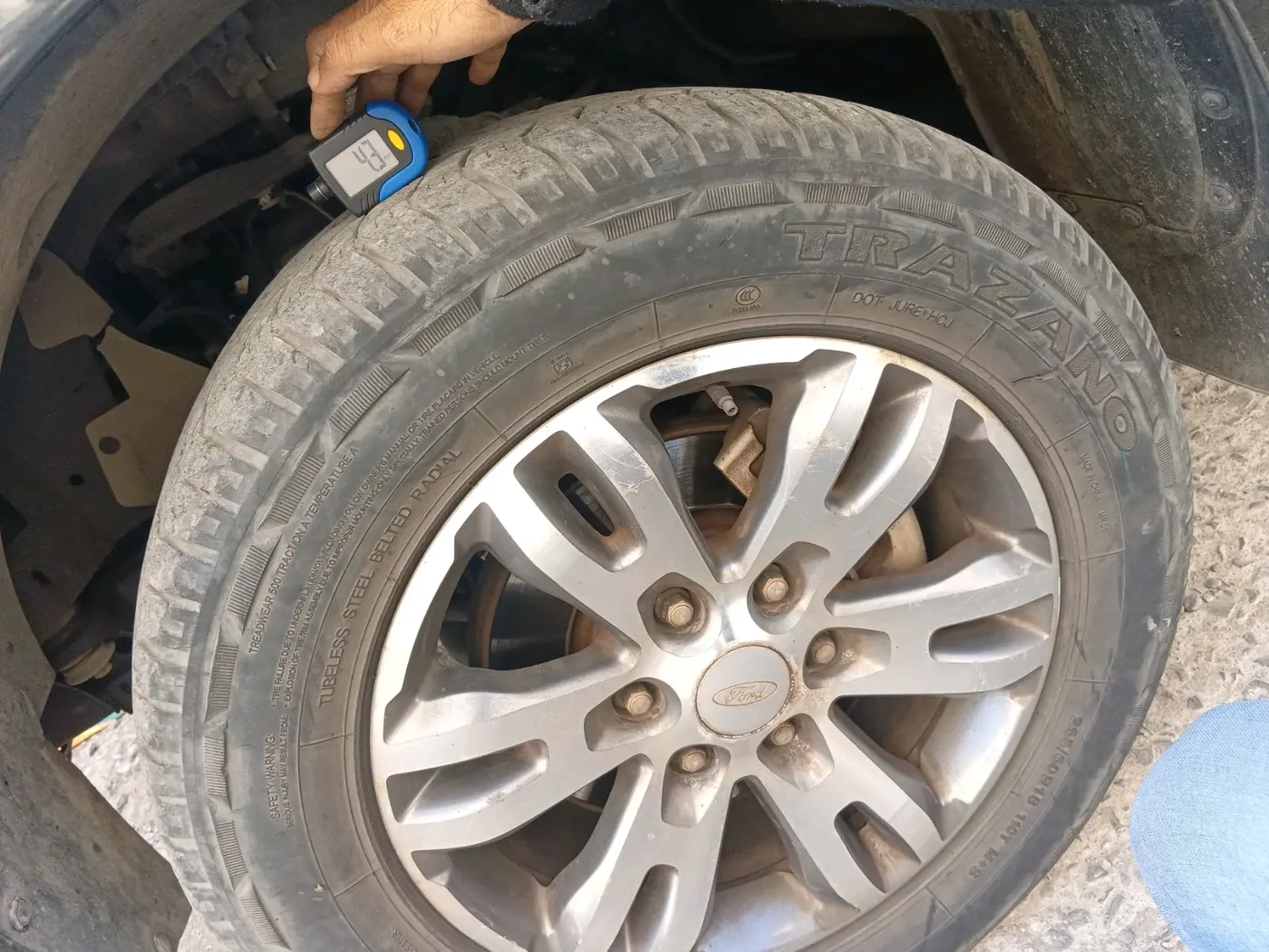 2017 Ford Endeavour TITANIUM 3.2 4X4 AT, Diesel, Automatic, 1,65,346 km, tyre