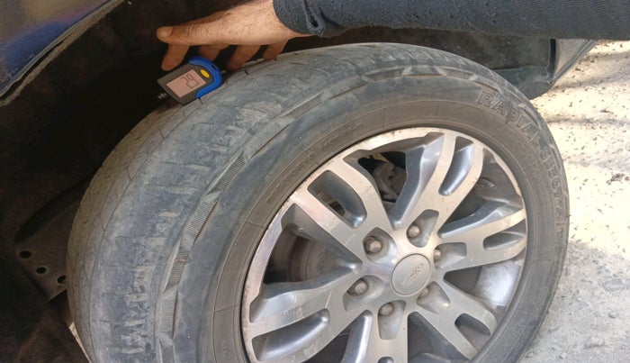 2017 Ford Endeavour TITANIUM 3.2 4X4 AT, Diesel, Automatic, 1,65,346 km, tyre