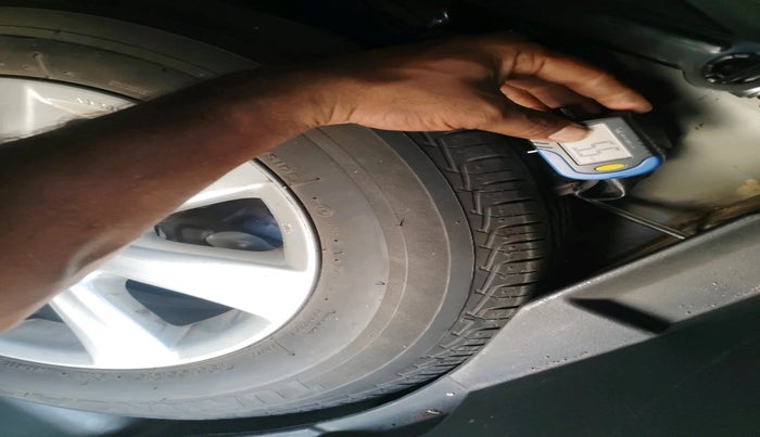 2010 Toyota Corolla Altis G PETROL, Petrol, Manual, 1,28,146 km, tyre