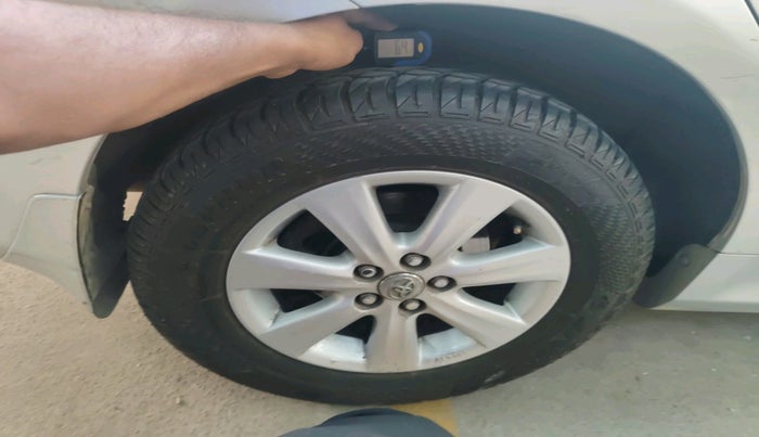 2010 Toyota Corolla Altis G PETROL, Petrol, Manual, 1,28,146 km, tyre