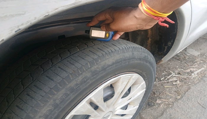 2007 Toyota Innova G4 2.5 7 STR, Diesel, Manual, 3,70,543 km, tyre