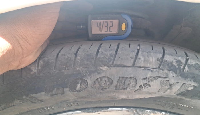 2011 Volkswagen Jetta COMFORTLINE 2.0L TDI, Diesel, Manual, 92,294 km, tyre