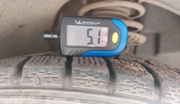 2011 Volkswagen Polo HIGHLINE1.2L, CNG, Manual, 1,13,209 km, tyre