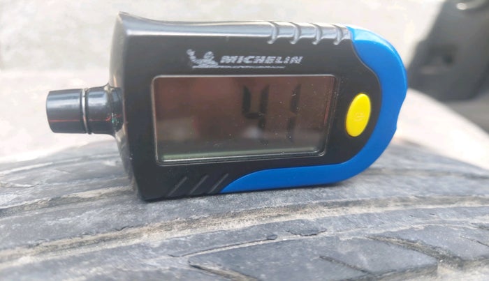 2011 Volkswagen Polo HIGHLINE1.2L, CNG, Manual, 1,13,209 km, tyre