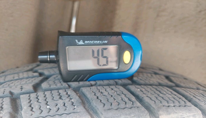 2011 Volkswagen Polo HIGHLINE1.2L, CNG, Manual, 1,13,209 km, tyre