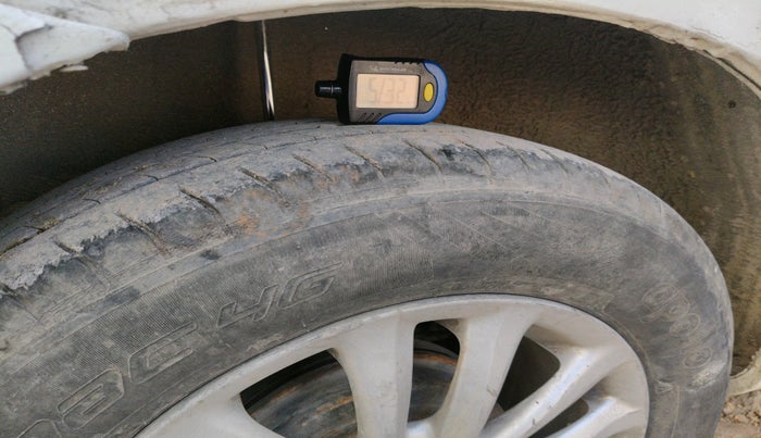 2011 Toyota Etios VX, CNG, Manual, 1,91,756 km, tyre