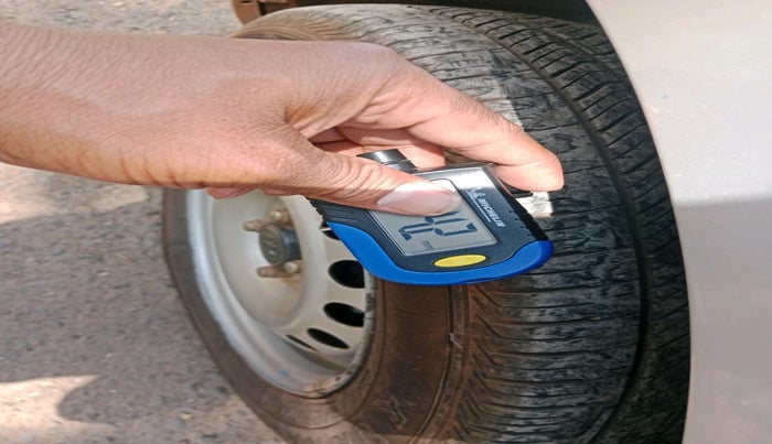 2015 Maruti Swift LXI, Petrol, Manual, 1,13,581 km, tyre