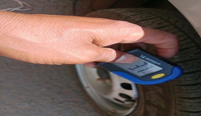 2015 Maruti Swift LXI, Petrol, Manual, 1,13,581 km, tyre