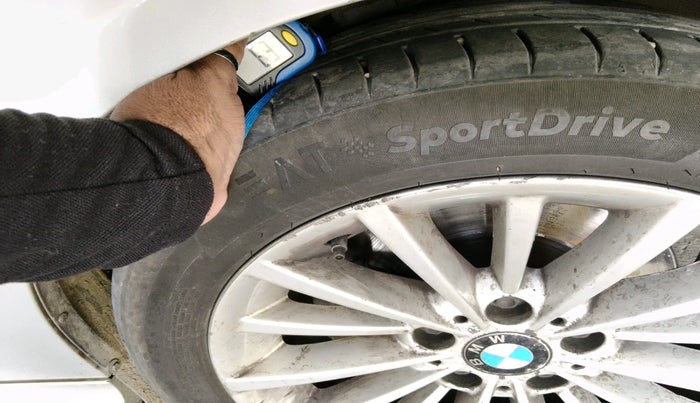 2009 BMW 3 Series 325i, Petrol, Automatic, 1,11,937 km, tyre