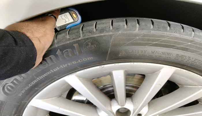 2009 BMW 3 Series 325i, Petrol, Automatic, 1,11,937 km, tyre