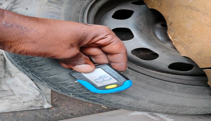 2011 Ford Fiesta EXI 1.6 PETROL, Petrol, Manual, 1,00,956 km, tyre