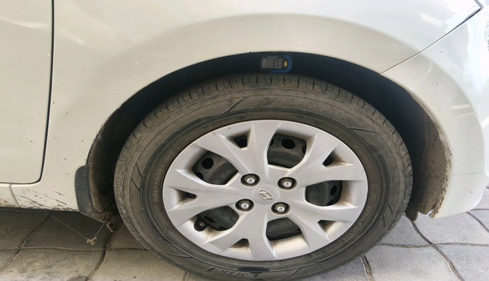 2016 Hyundai Grand i10 MAGNA 1.2 KAPPA VTVT, Petrol, Manual, 1,07,444 km, tyre