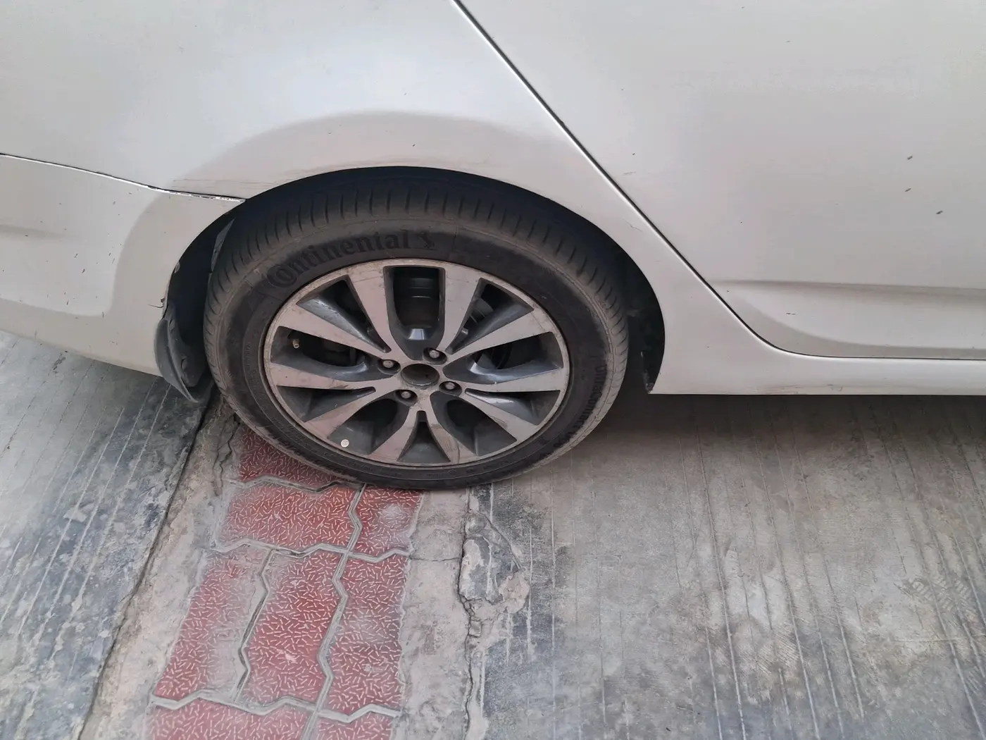 2013 Hyundai Verna FLUIDIC 1.6 CRDI SX, Diesel, Manual, 2,25,079 km, tyre