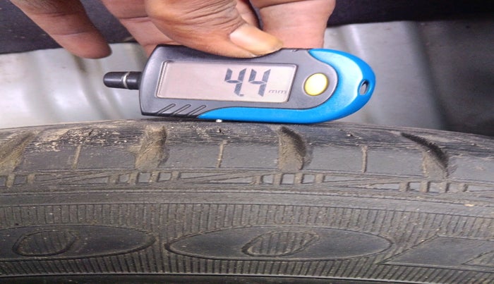 2011 Toyota Etios G, Petrol, Manual, 95,588 km, tyre