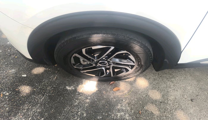 2023 KIA CARENS LUXURY 1.5 TURBO PETROL IMT 7 STR, Petrol, Manual, 26,605 km, tyre