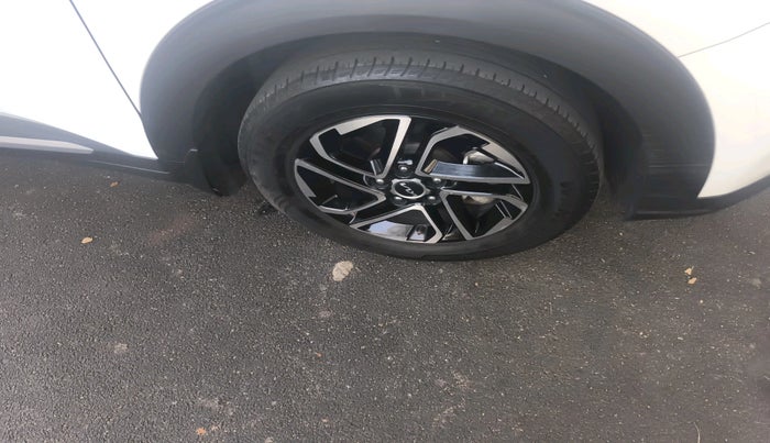 2023 KIA CARENS LUXURY 1.5 TURBO PETROL IMT 7 STR, Petrol, Manual, 26,605 km, tyre