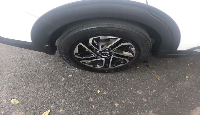 2023 KIA CARENS LUXURY 1.5 TURBO PETROL IMT 7 STR, Petrol, Manual, 26,605 km, tyre