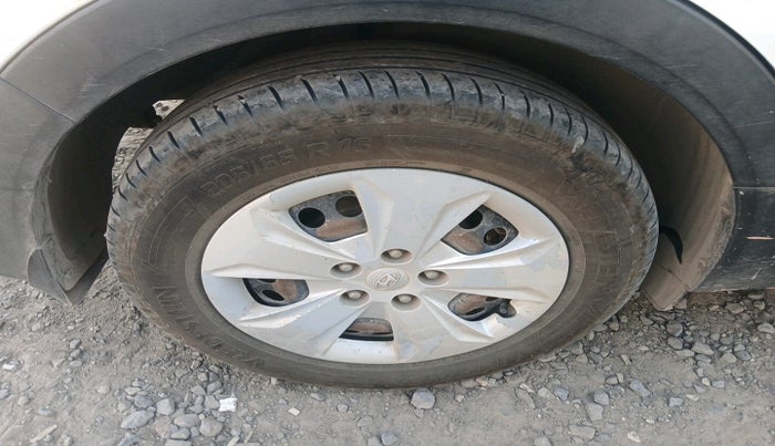 2017 Hyundai Creta E PLUS 1.6 PETROL, Petrol, Manual, 1,08,453 km, tyre