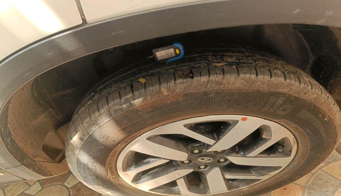 2021 Tata Harrier XZA PLUS 2.0L, Diesel, Automatic, 81,126 km, tyre