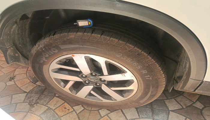 2021 Tata Harrier XZA PLUS 2.0L, Diesel, Automatic, 81,126 km, tyre